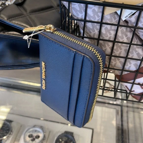 Michael Kors Jet Set Travel Medium Zip Around Card Case
Color: Navy
NWT - Picture 3 of 16